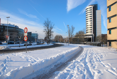 801341 Gezicht op de Pythagoraslaan te Utrecht, tijdens winterse omstandigheden, met links op de achtergrond het ...